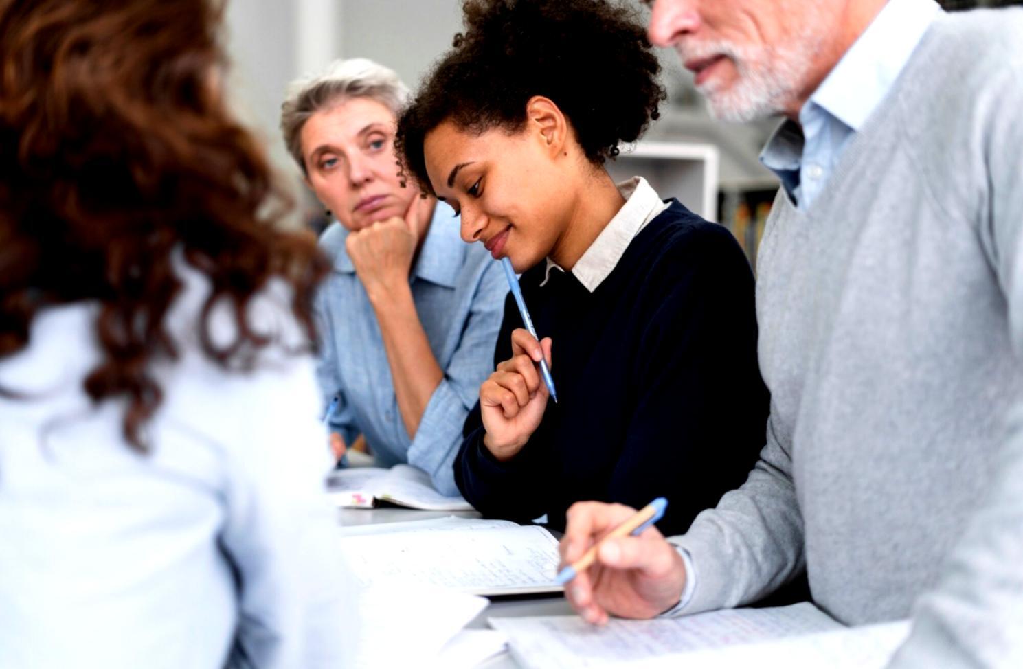 Équipe pédagogique travaillant sur l'élaboration de contenu éducatif financier